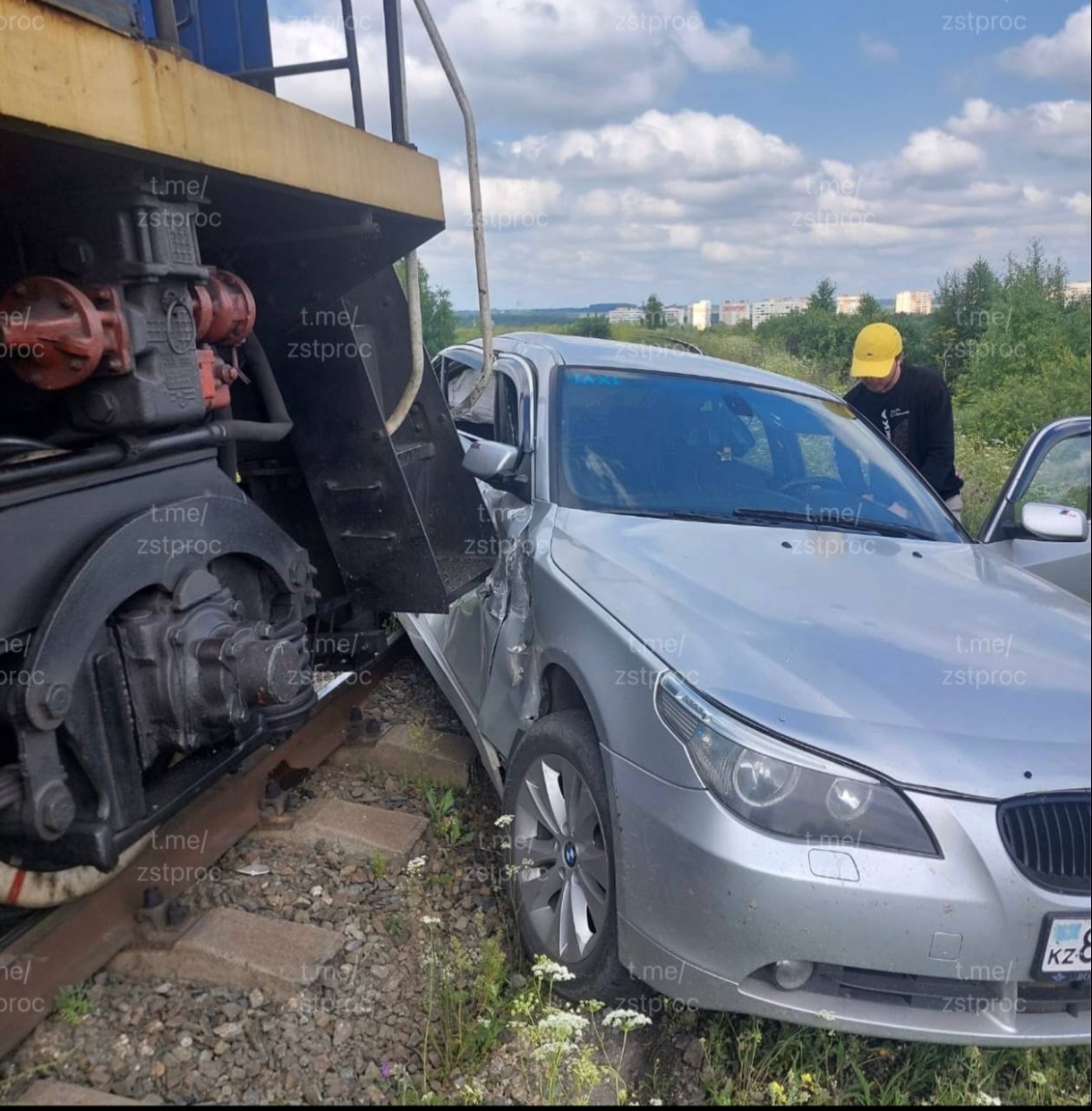 Автомобиль марки «BMW» попал под грузовой поезд