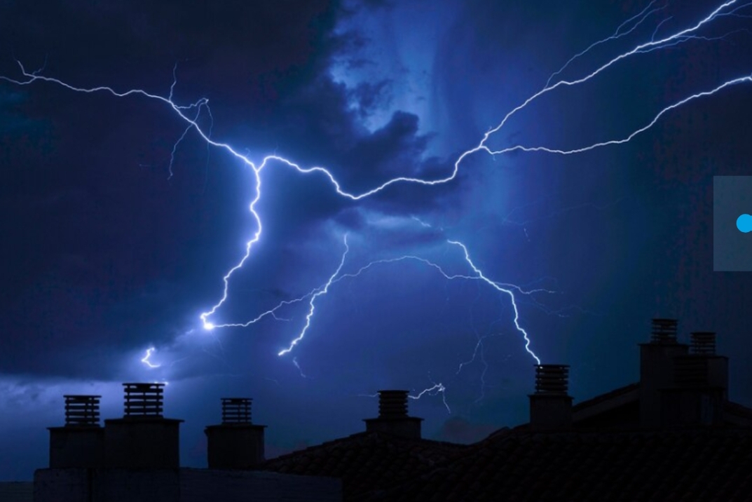 Бьёт в зонтик и мобильный телефон: горожанам рассказали, как выжить в грозу с молниями
