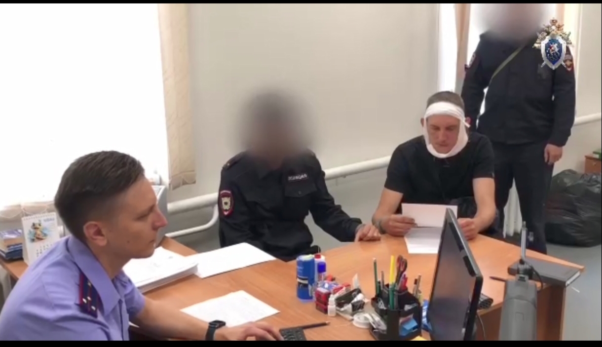 Мучитель несовершеннолетней прибыл в суд с забинтованной головой