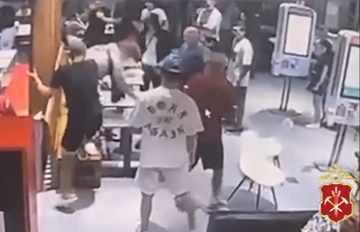 Хулиганы избили посетителя новокузнецкого фастфуда