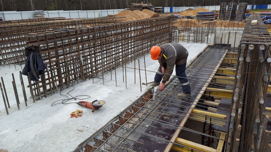 Плотник-бетонщик получил травмы при ведении монтажных работ