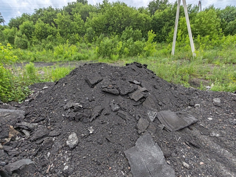 Высыпал на землю шлак и заплатит крупный штраф