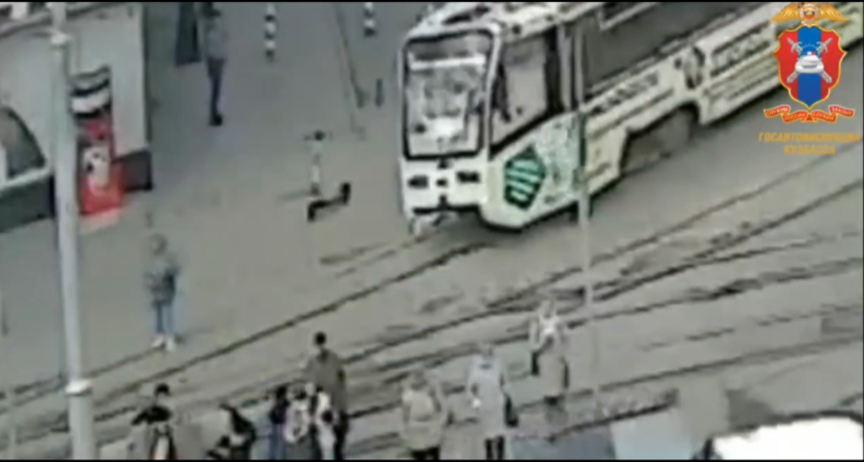 Водителя трамвая ограничили в свободе, уволили с работы и взыскали полмиллиона