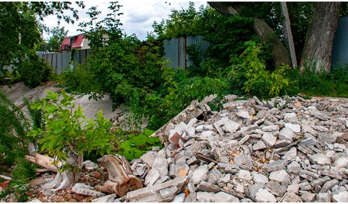 Юрист рассказал о способе легальной утилизации строительного мусора с дачи