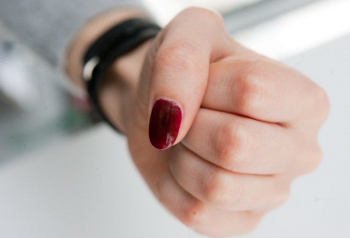 Кемеровчанка разгромила студию красоты и покалечила парикмахера