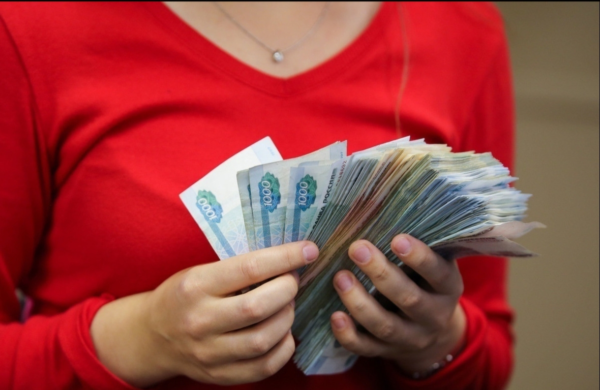 Медсестра передала аферистам около 1 миллиона в подарочной упаковке