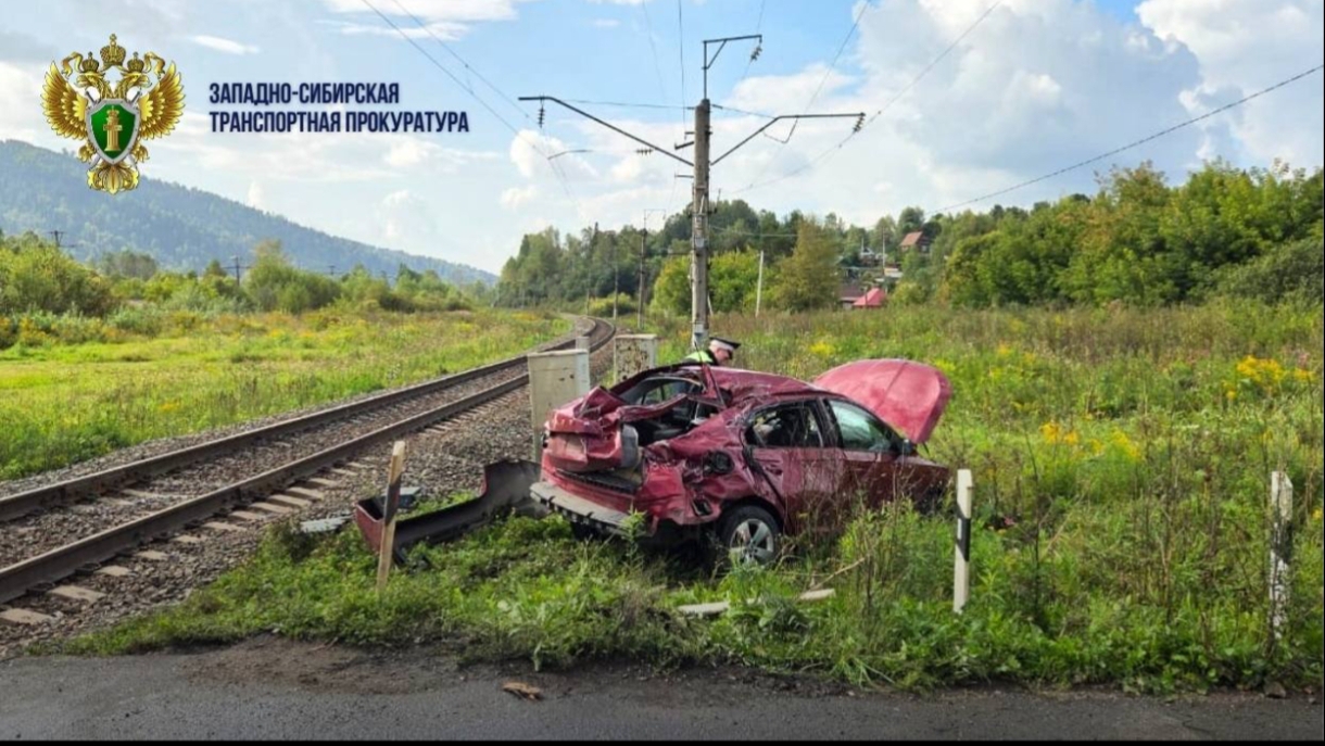 На переезде столкнулись иномарка и самоходный железнодорожный вагон