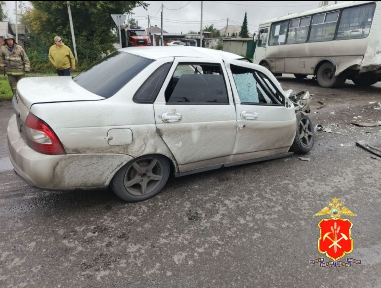 ПАЗ и Лада не поделили дорогу в Киселёвске