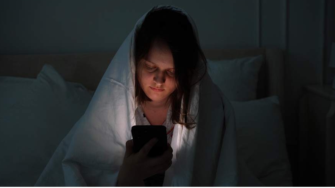 Эксперт предупредил об опасности сна с телефоном