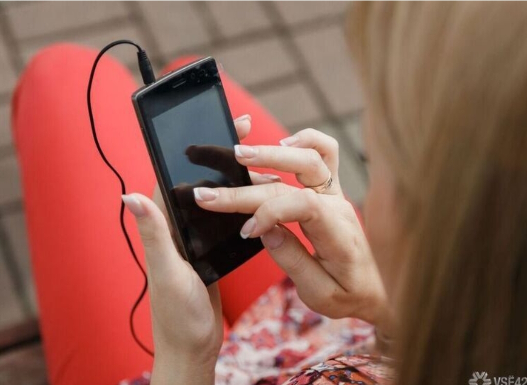 Новокузнечанка получила штраф за слежку за мужем через телефон