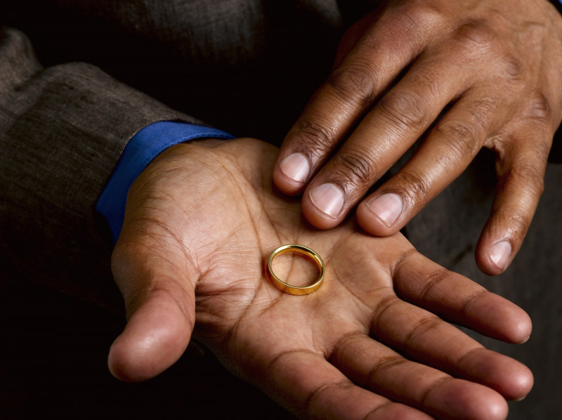 В Новокузнецке грабитель похитил у прохожего обручальное кольцо