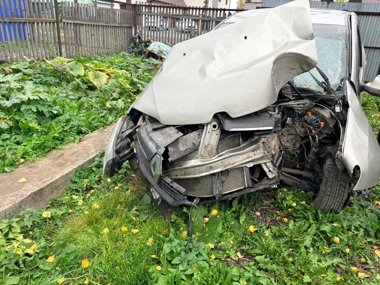 Подросток на иномарке въехал в столб и сбежал с места ДТП с пассажирами