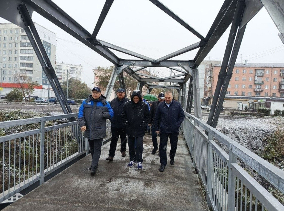 В Новокузнецке завершилось строительство пешеходного моста через реку Аба
