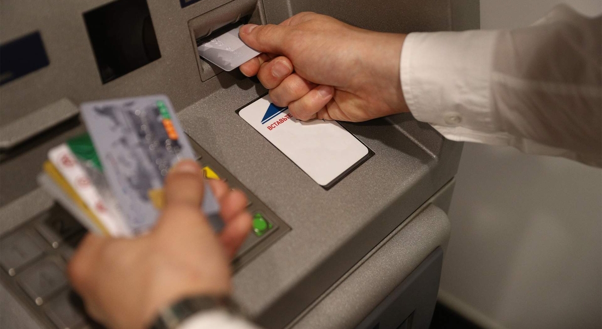 Гвоздь в дроп: контроль за числом банковских карт заработает с декабря