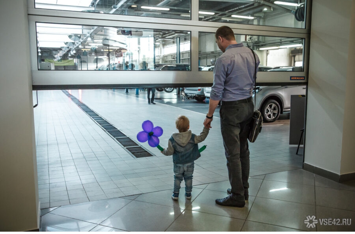 Более половины опрошенных кемеровчан положительно отнеслись к Дню отца