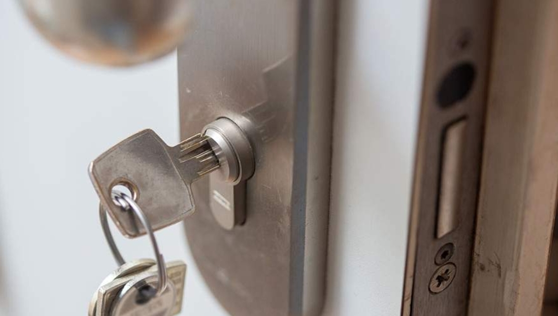 Эксперт предупредил о штрафе за установку второй двери в тамбуре