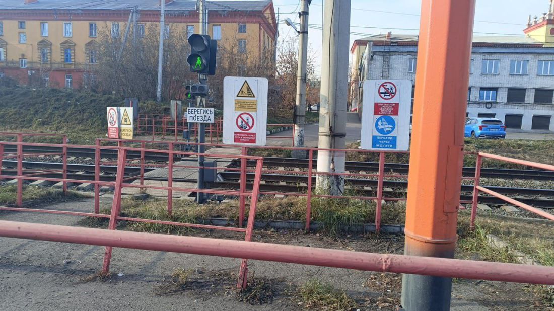 Поезд сбил женщину на переходе через железнодорожные пути