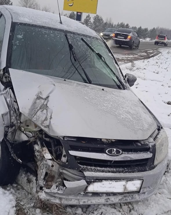 Нетрезвый водитель въехал в столб и травмировал пассажира