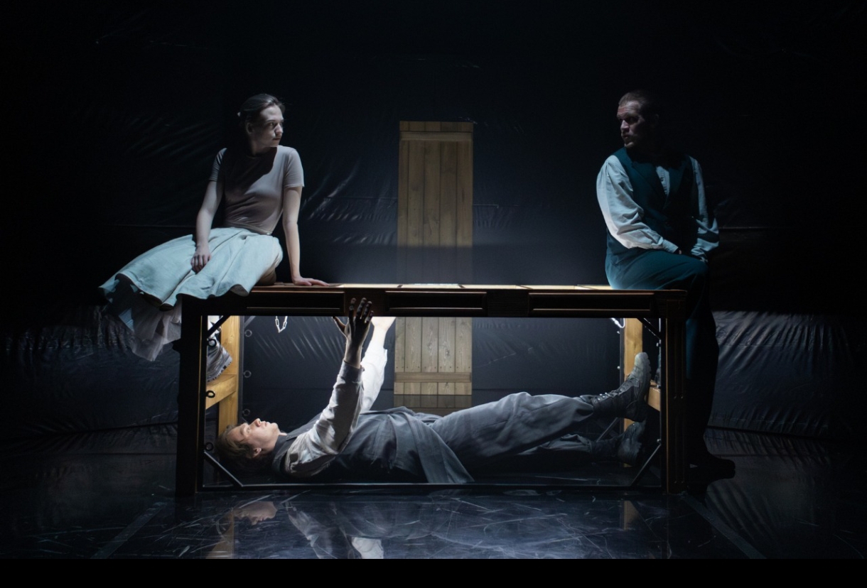 «Уроки литературы» в Новокузнецком драматическом театре: «Преступление и наказание» Даниила Нагайцева