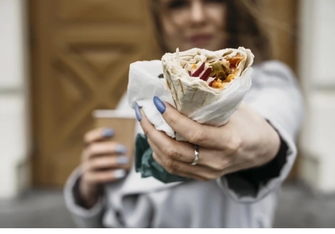 Гигантскую шаурму длиной 11 метров приготовили на празднике в Новокузнецке