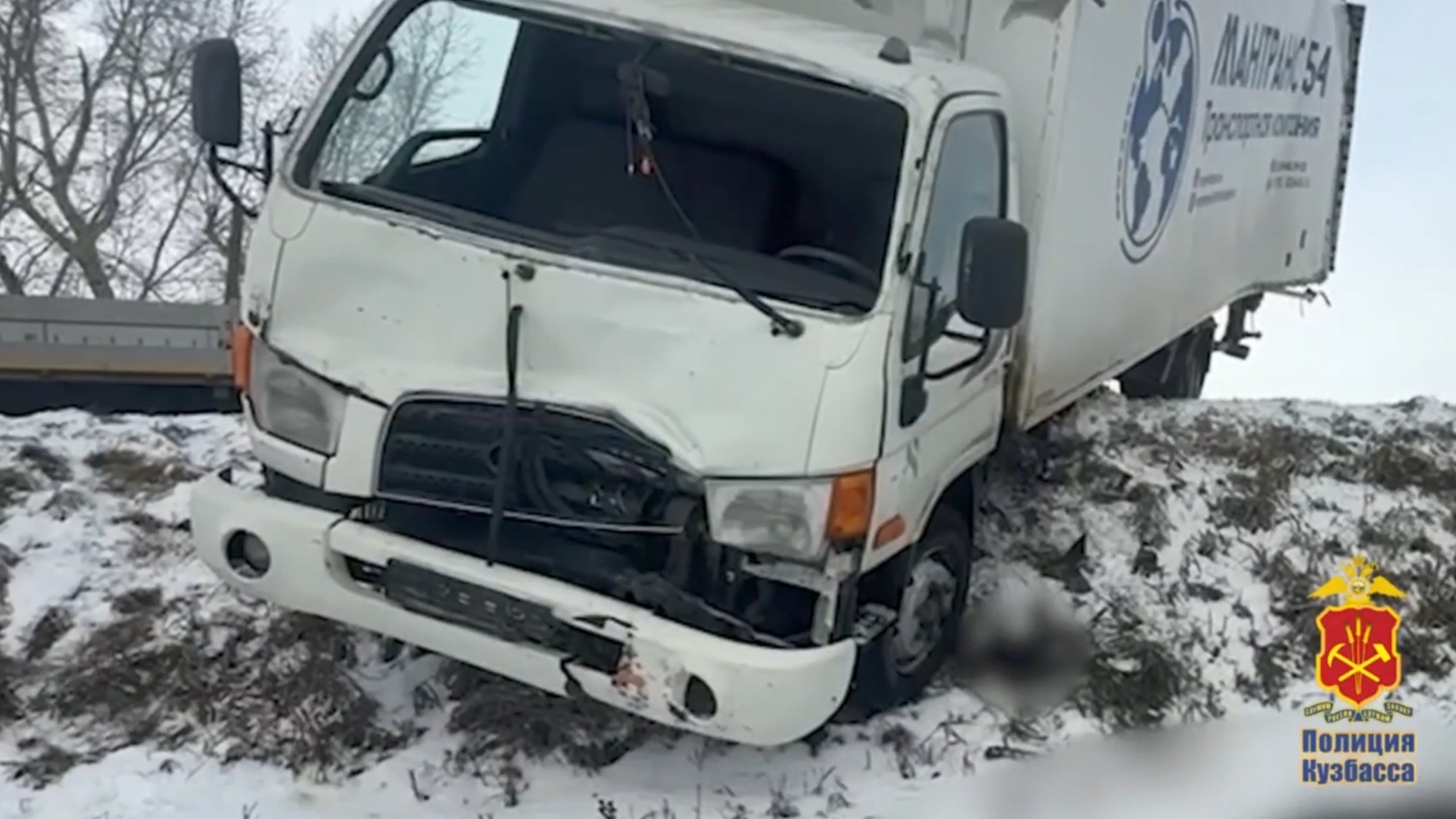 КАМАЗ смёл с дороги грузовой фургон и экскаватор