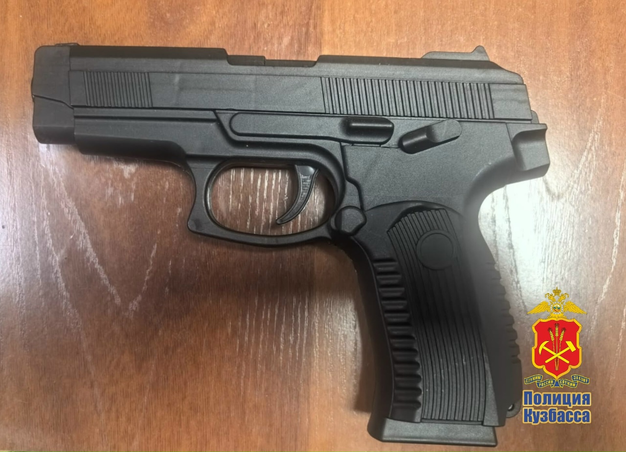 Посетитель кафе развлекался в заведении с пистолетом