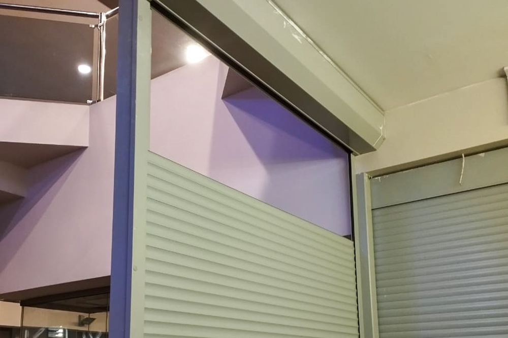 В Новокузнецке хулиган ломился ночью в торговый центр