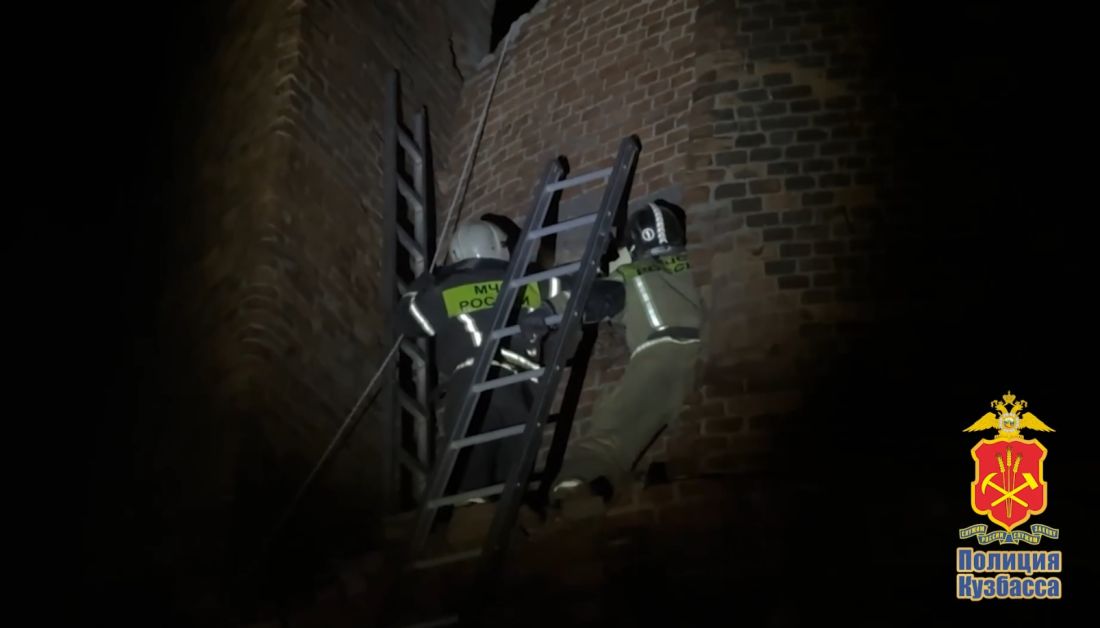 Кузбассовцы провалились в заводскую трубу и застряли