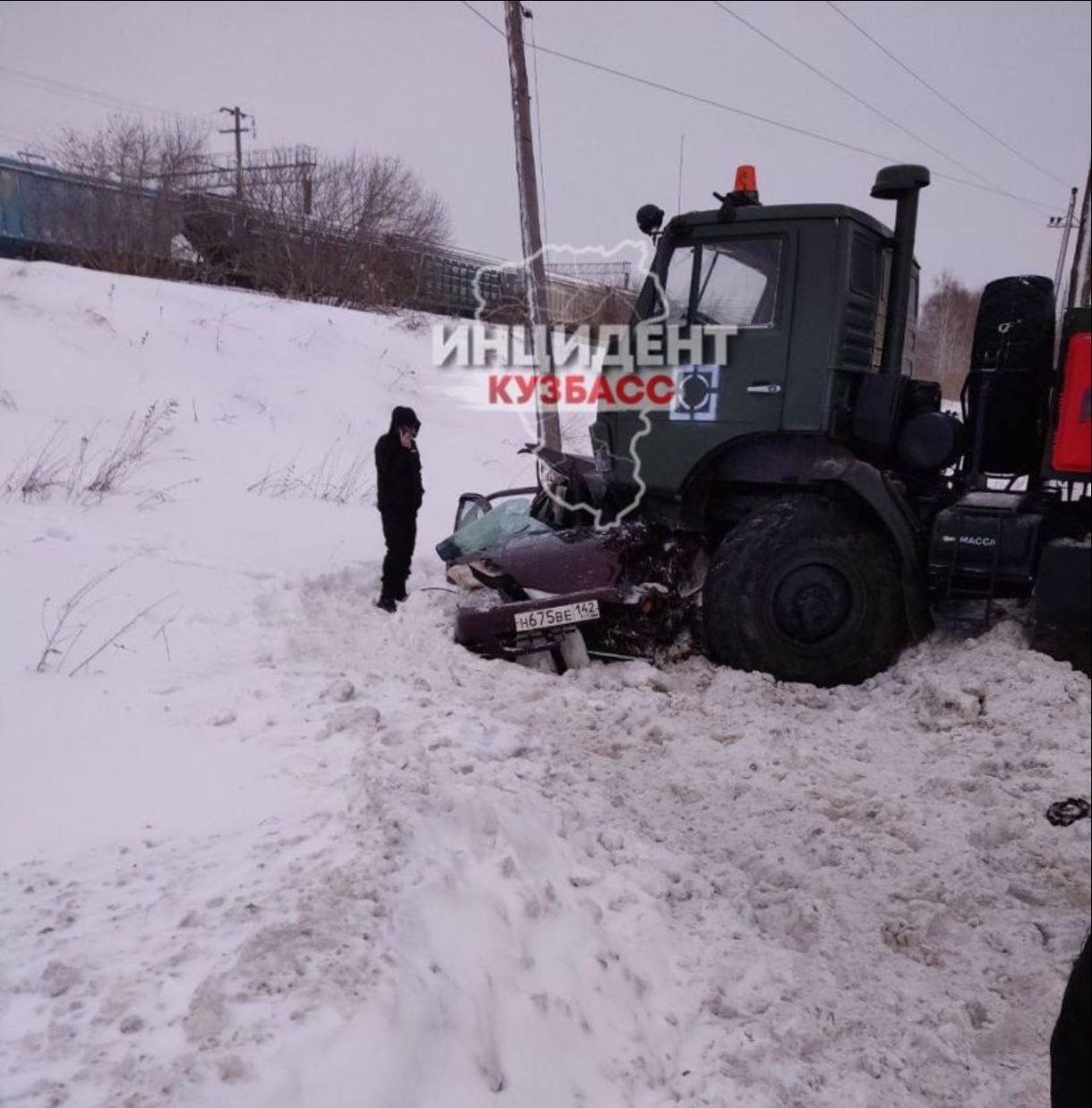КАМАЗ выехал на встречную и подмял под себя иномарку