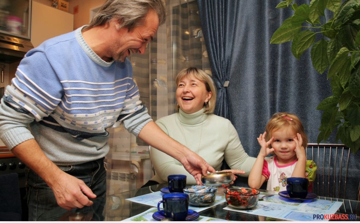 Многодетным кузбассовцам начнут считать стаж по уходу за ребенком
