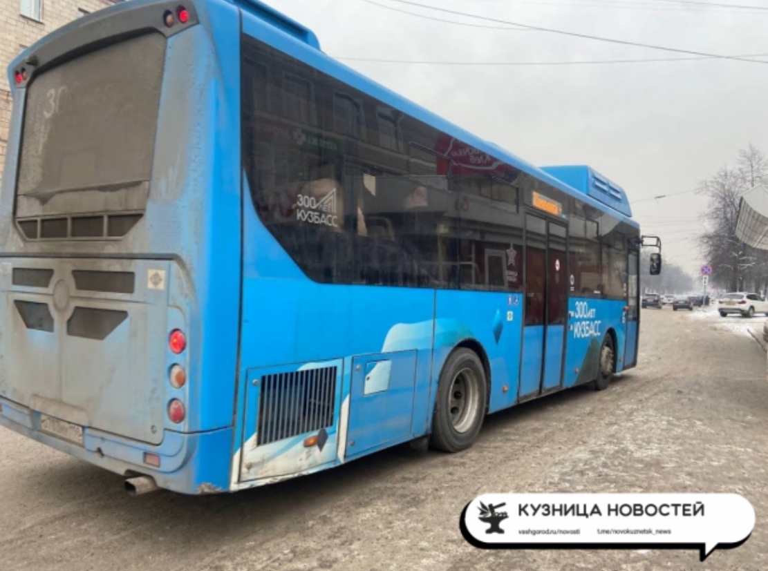 «Питеравто» запустили горячую линию для пассажиров и рассказали, почему сломанные автобусы стоят на обочине