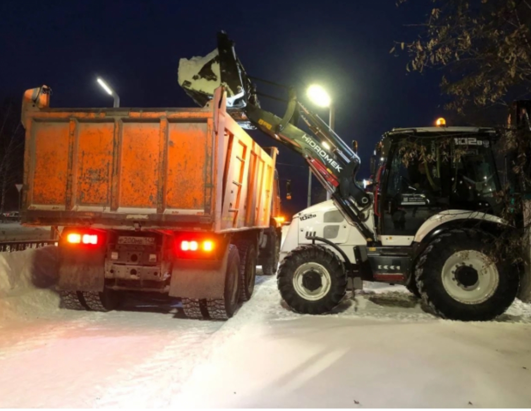 Почему одни улицы чистят раньше других: как в Новокузнецке убирают снег