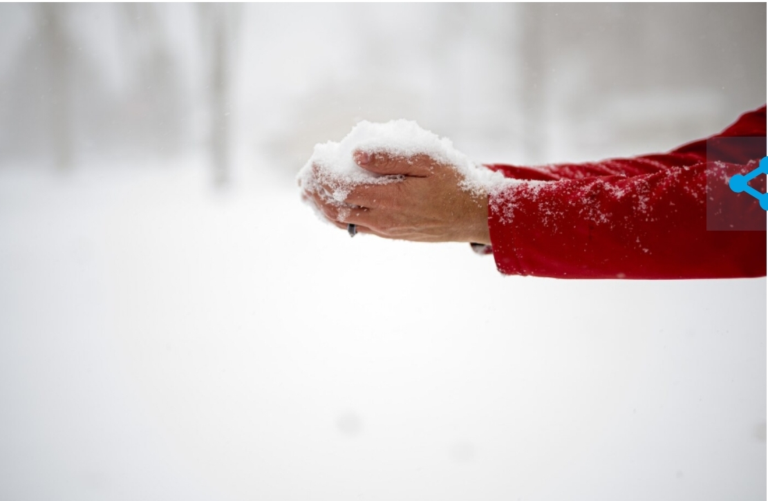 Кузбассовцам запрещают есть снег и сосульки