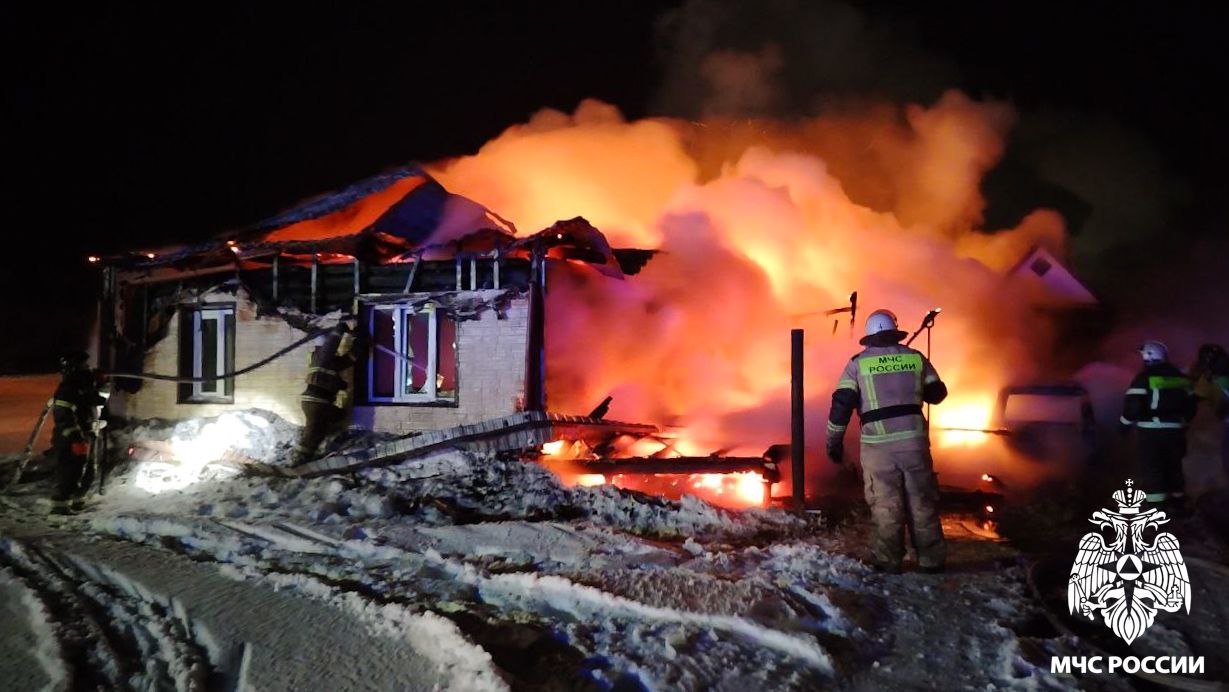 В кузбасском селе огонь уничтожил дом и автомобиль