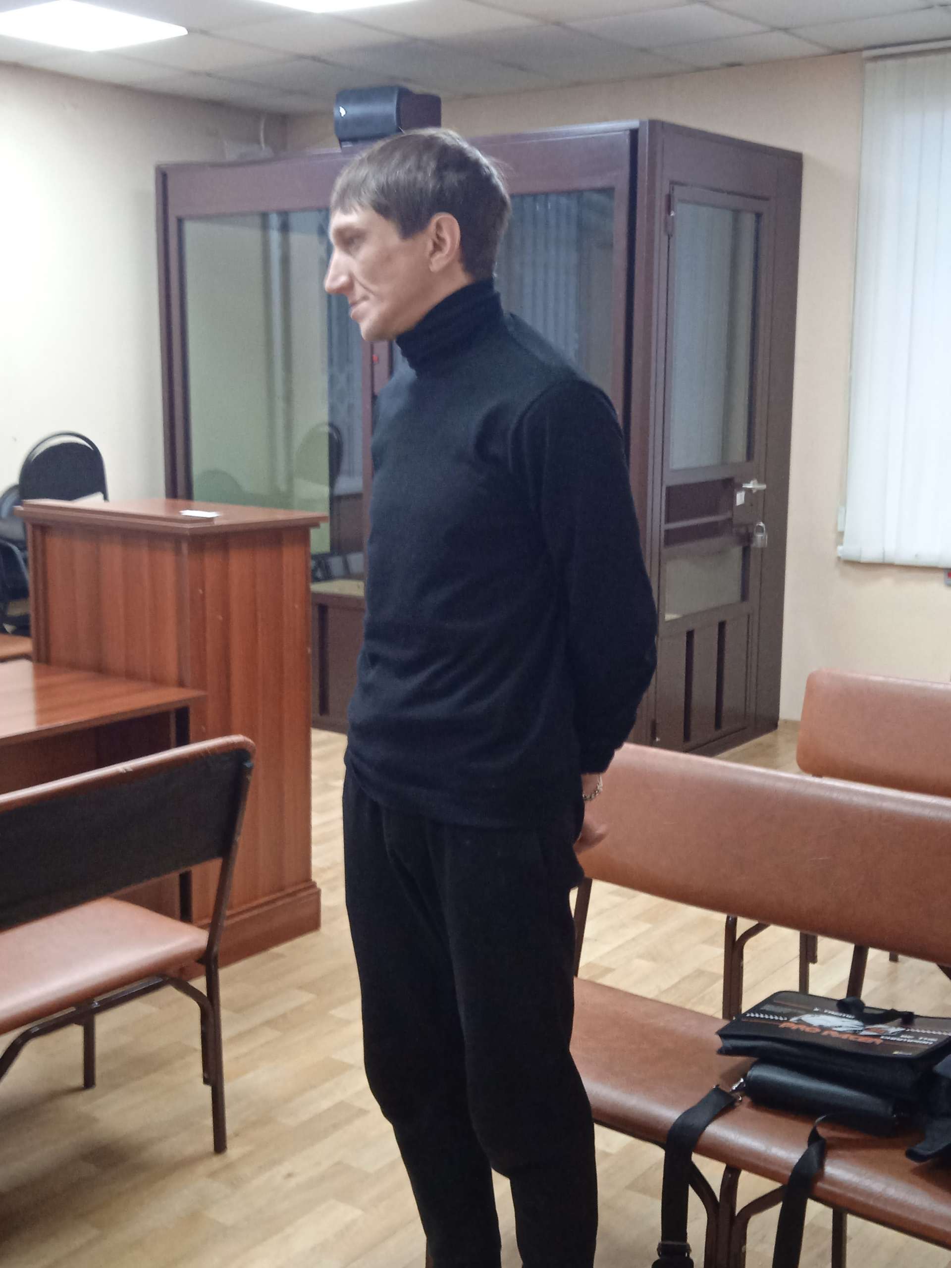 За угрозы убийством и изрубленную дверь-5 суток ареста