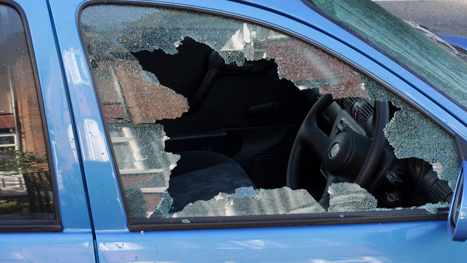 Новокузнечанин бил окна в иномарках, чтобы погреться в салоне