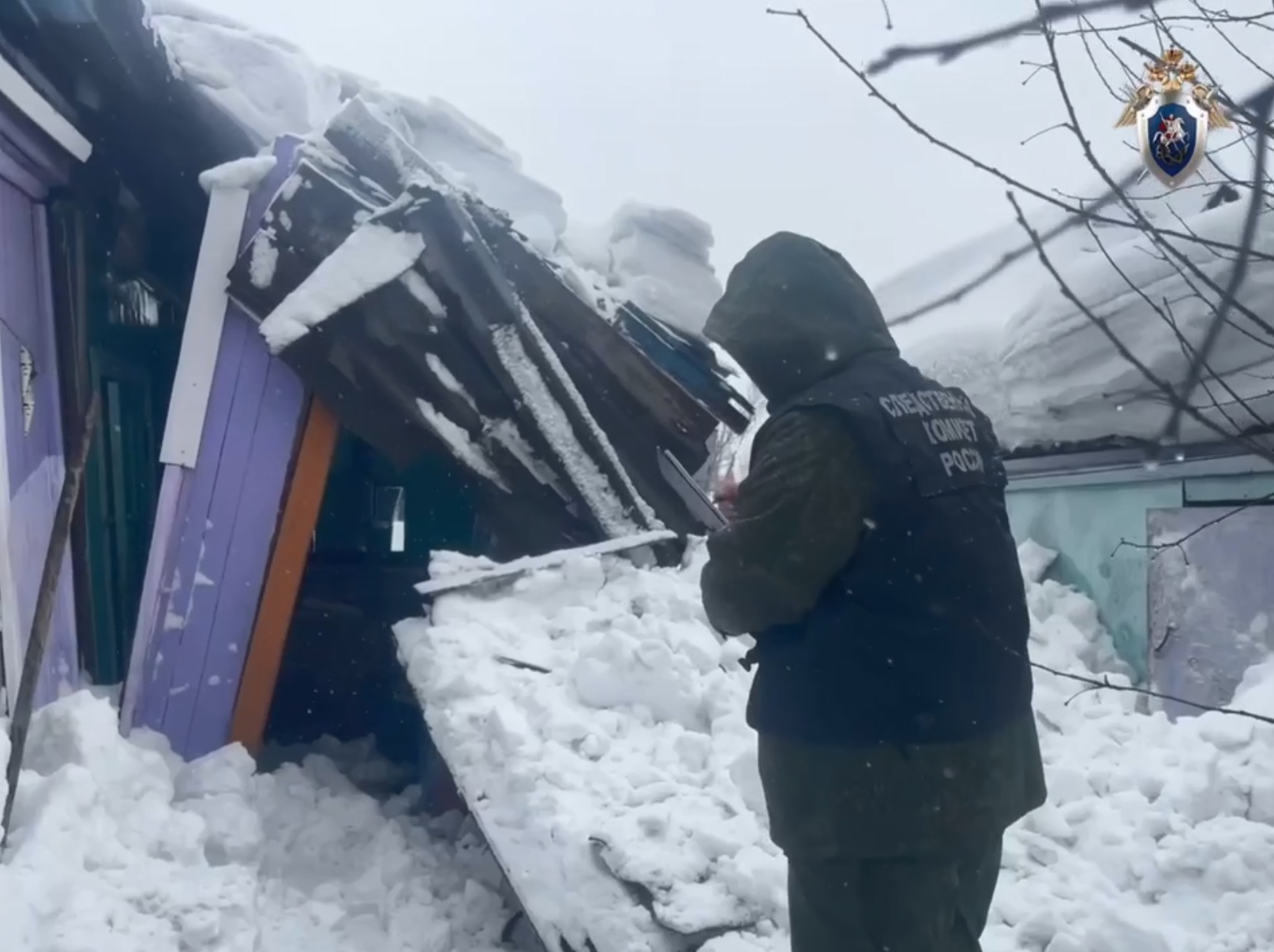 Кузбассовец погиб под рухнувшей с крыши глыбой снега
