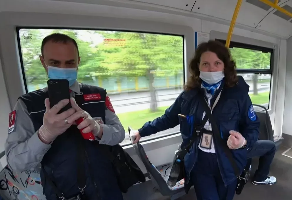 Предъявите ваши билеты и телефоны