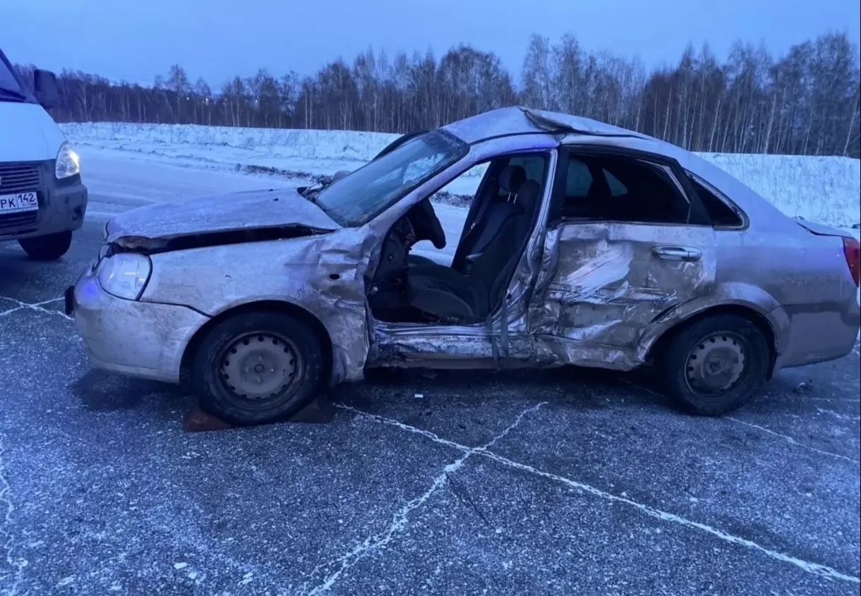 Спасатели срезали дверь авто, чтобы вызволить зажатого водителя