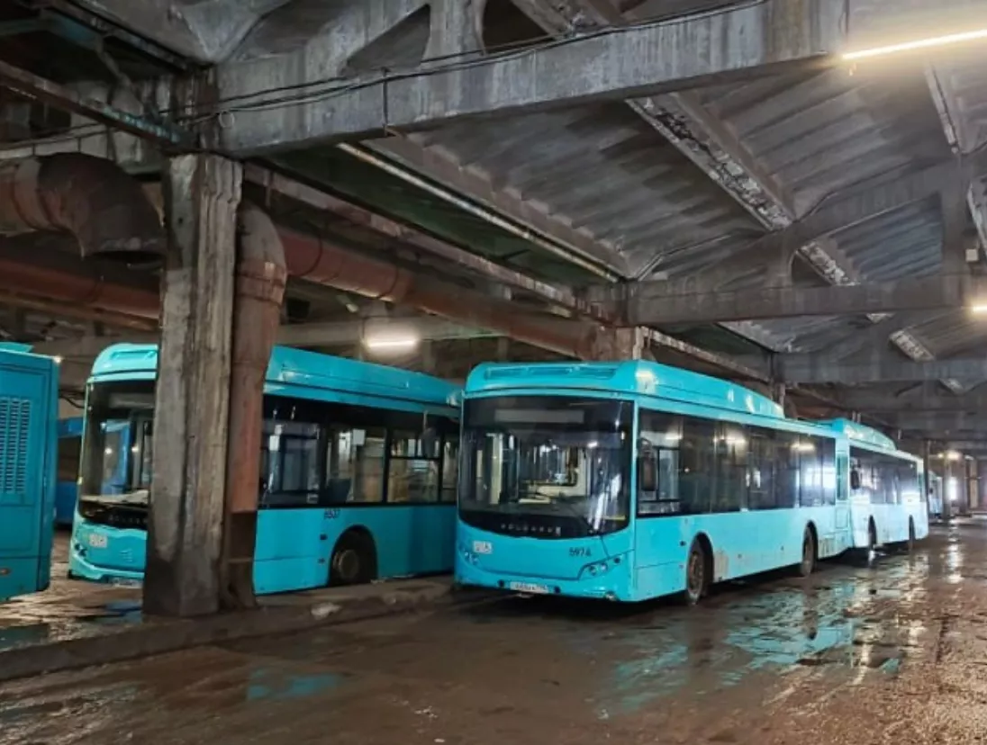 Как проходит уборка автобусов «ПитерАвто» в Новокузнецке