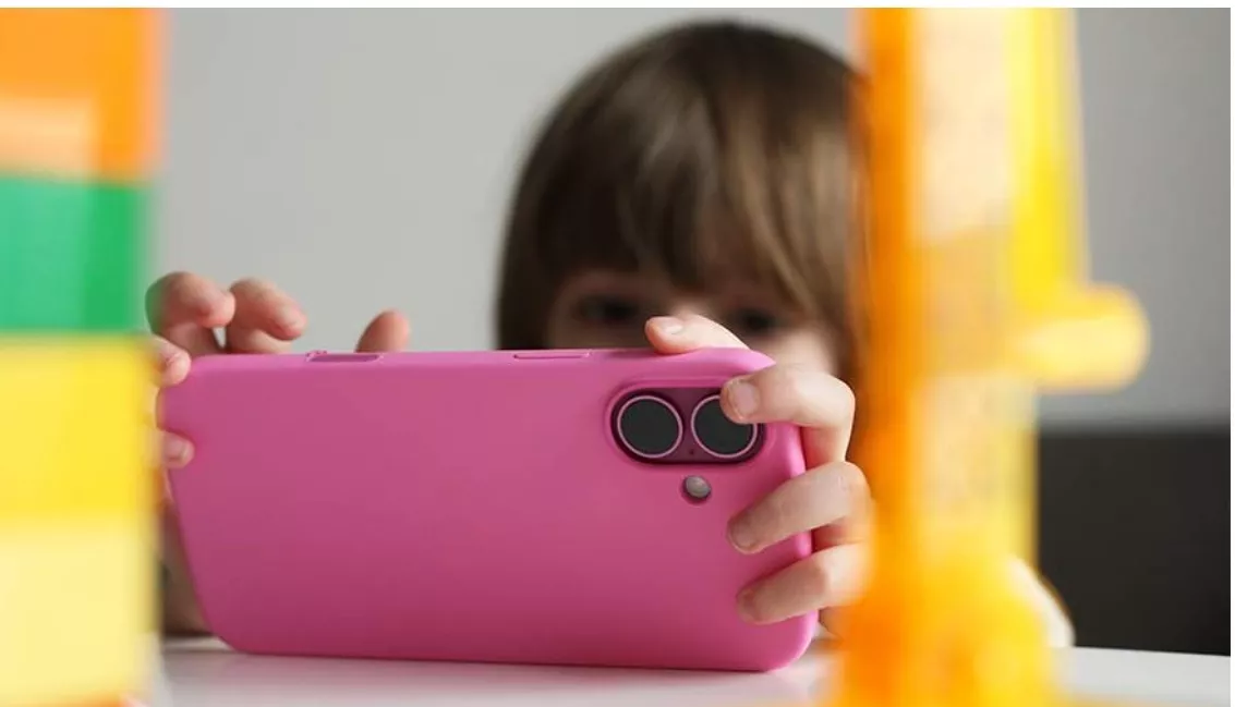 В Минпросвещения заявили об обсуждении запрета телефонов маленьким детям