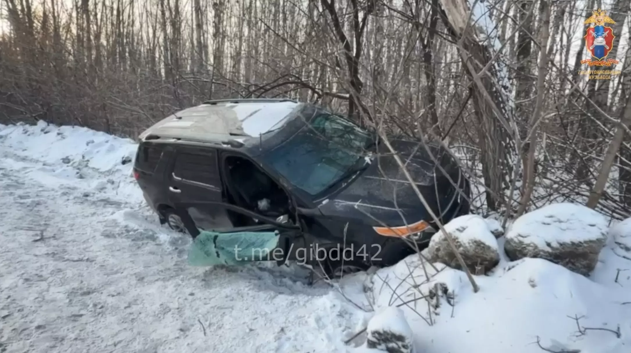 Водителю иномарки стало плохо, и он врезался в дерево