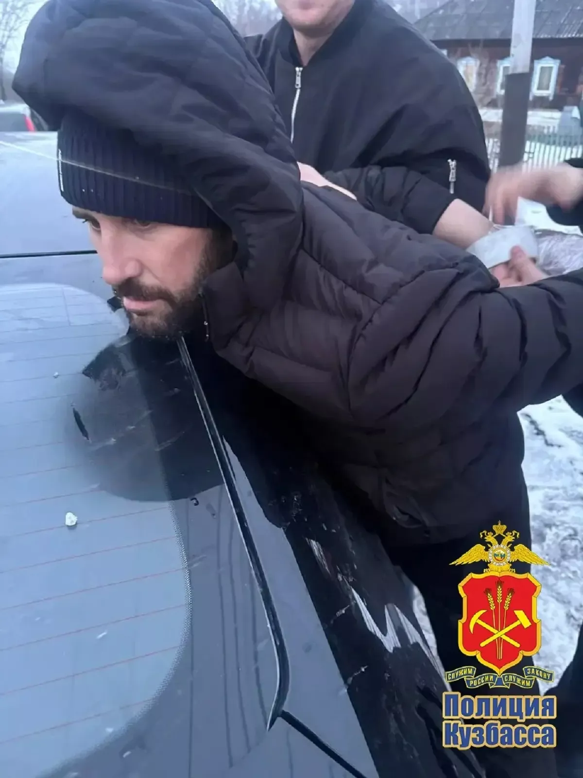 Пара драгдилеров перевозила наркотики в такси и попалась