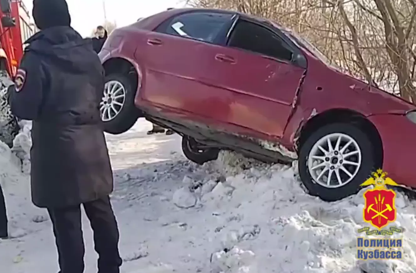 Автолюбитель выпил бутылку водки и снёс двух пешеходов