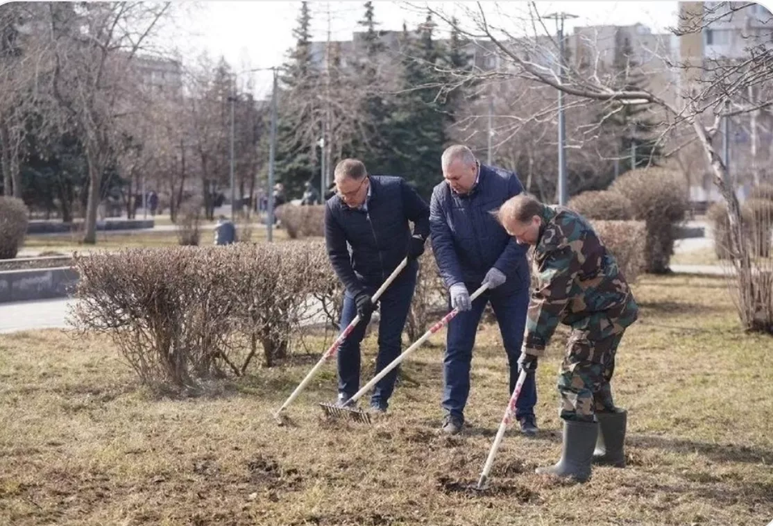 Губернатор Кузбасса вместе с молодежью привел в порядок сквер в Новокузнецке