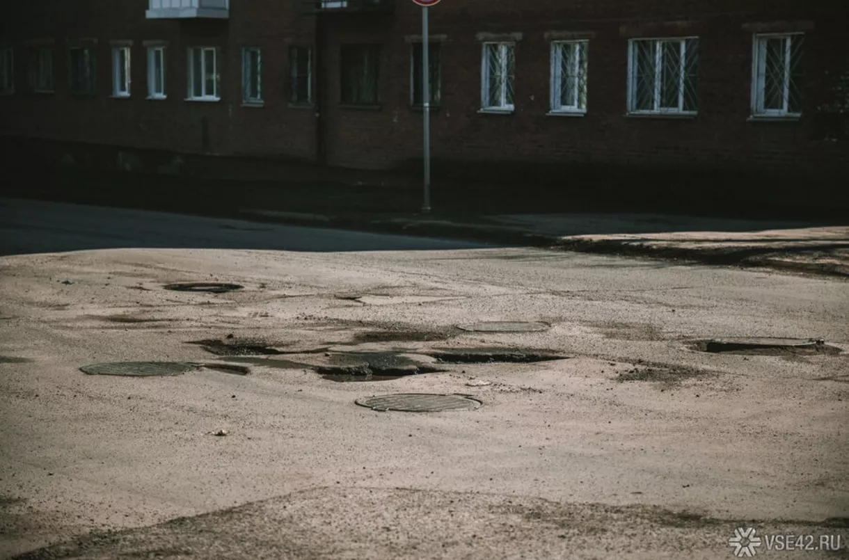 Убитые дороги калечат людей: в Кузбассе сотни ДТП произошли из-за ям