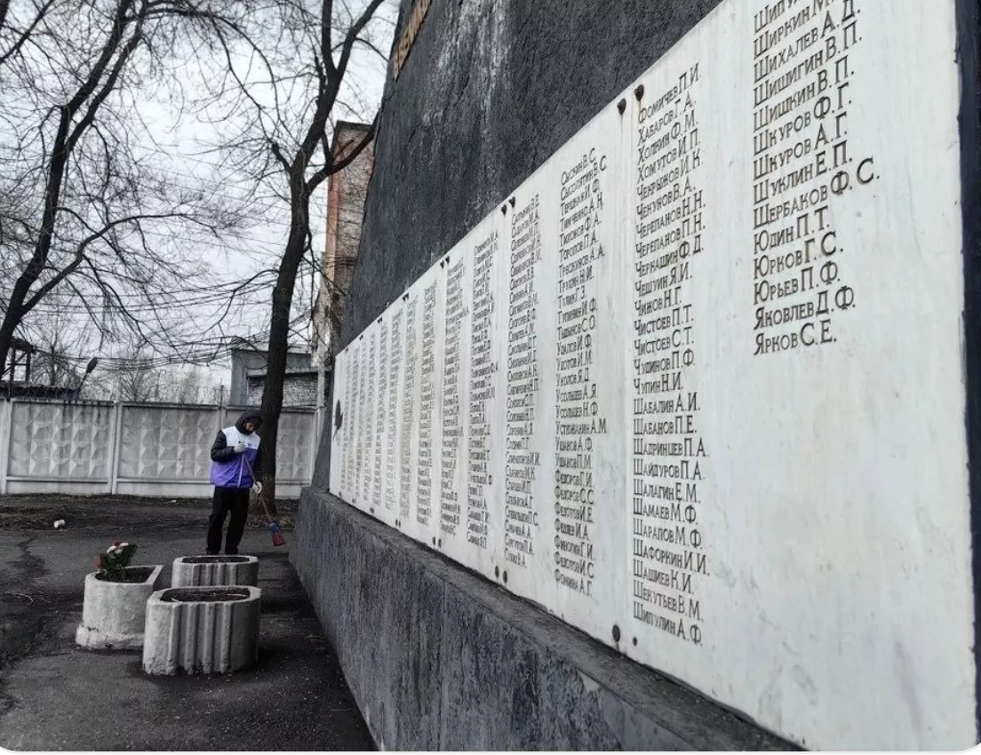 В Новокузнецке привели в порядок памятник воинам-шахтерам «Байдаевской»