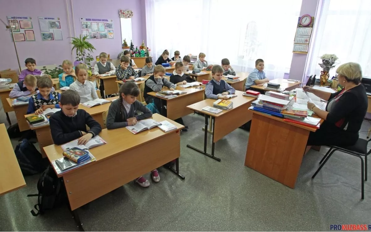 На ЕГЭ кузбасские школьники могут брать еду и лекарства: Рособрнадзор разрешил