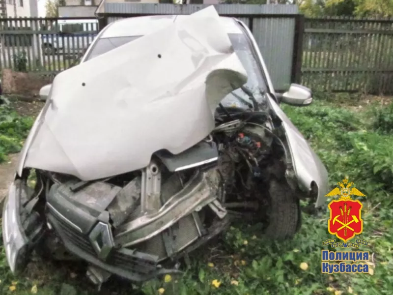 Подросток на иномарке въехал в столб и травмировал пассажиров