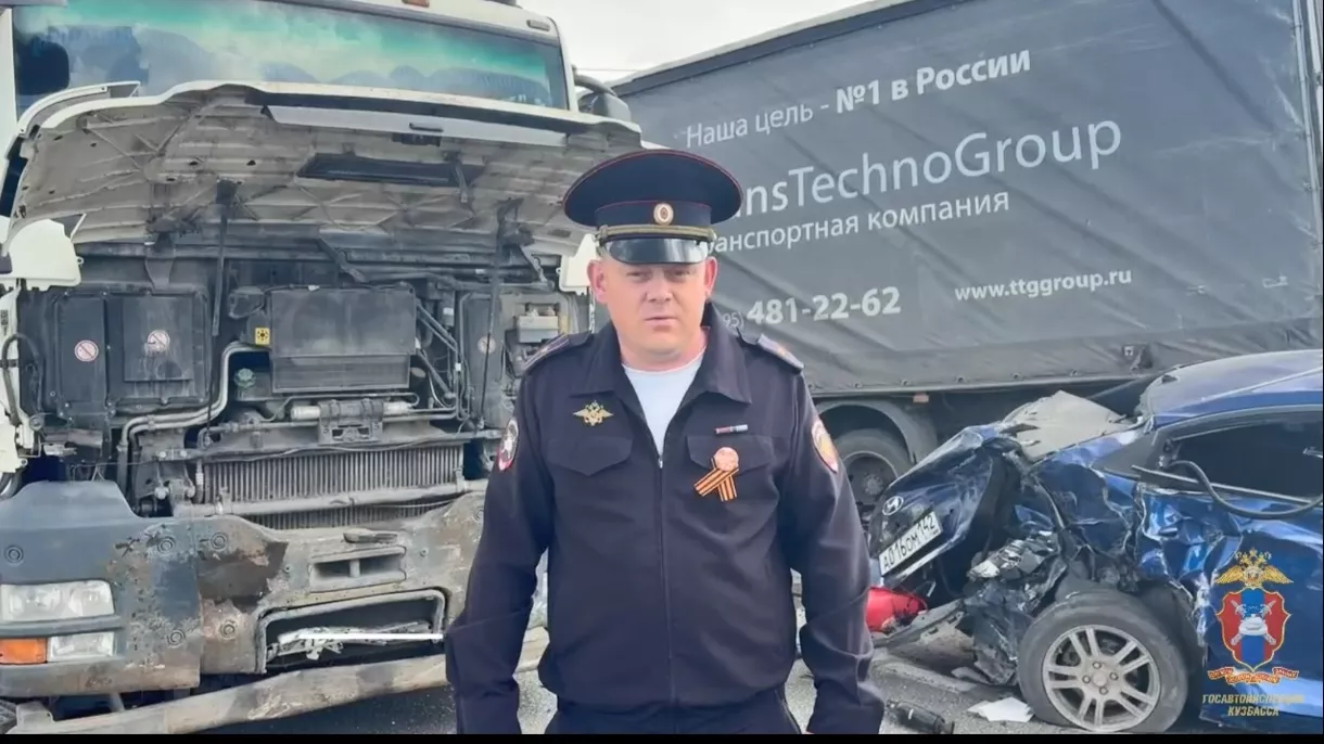 При столкновении двух авто на кузбасской трассе иномарку отбросило под грузовик